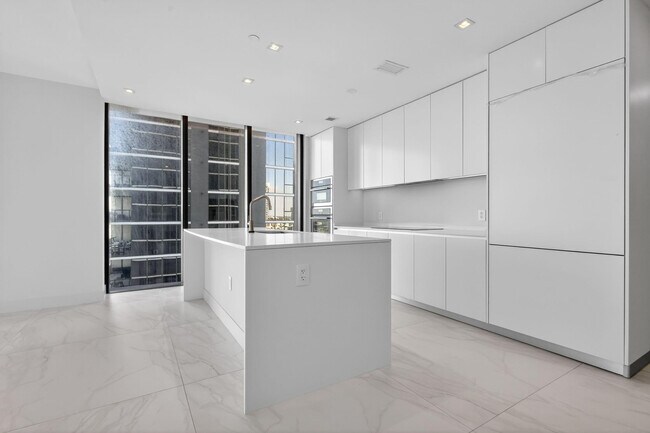 Building Photo - 700 NE 24th St