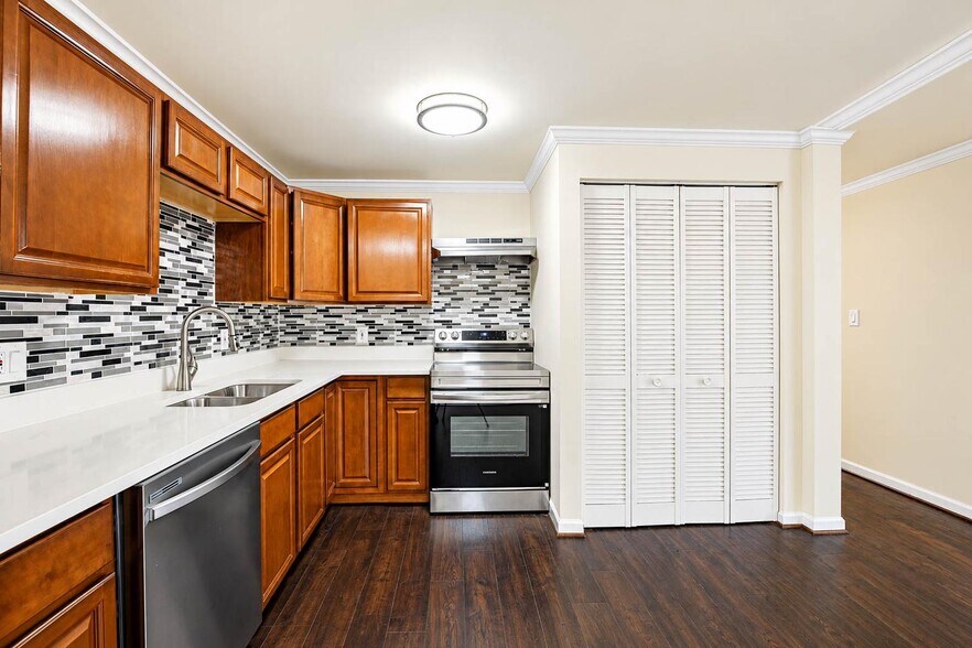 Building Photo - Bright & Comfortable Home in DC