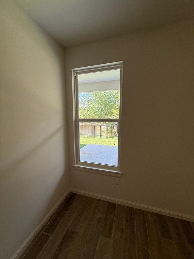 Building Photo - Flexible terms and easy move in!! 3 bed, 2 bath, 2 car garage in the gated Bungalow Heights commu...