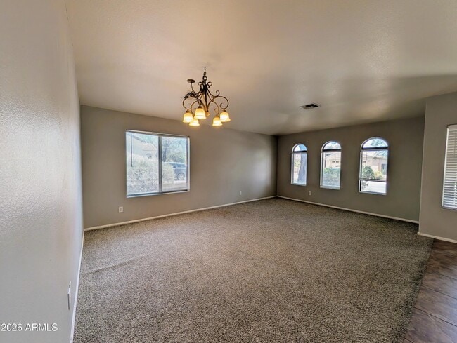 Building Photo - 738 E Saddle Way