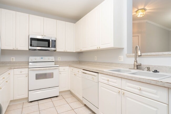 Building Photo - 2 Bed 2 Bath Condo in Westbriar Condominiums