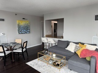 Building Photo - 400 N La Salle Dr