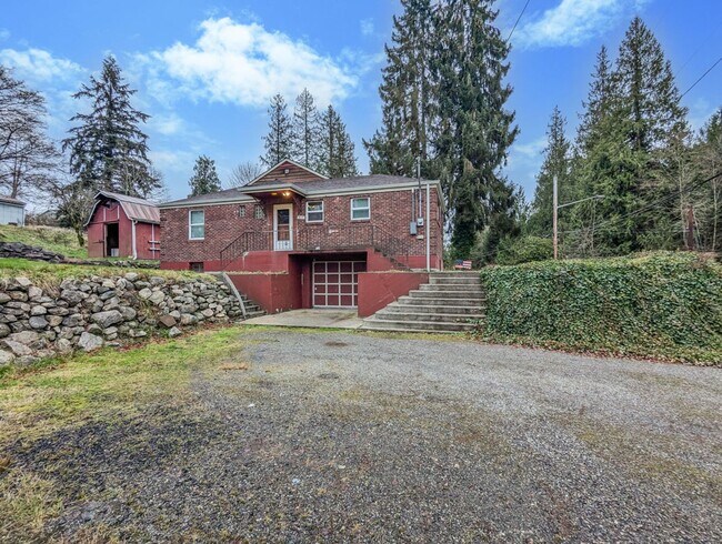 Building Photo - Private old world charm 3 bed, 1 bath home with tons of storage options!