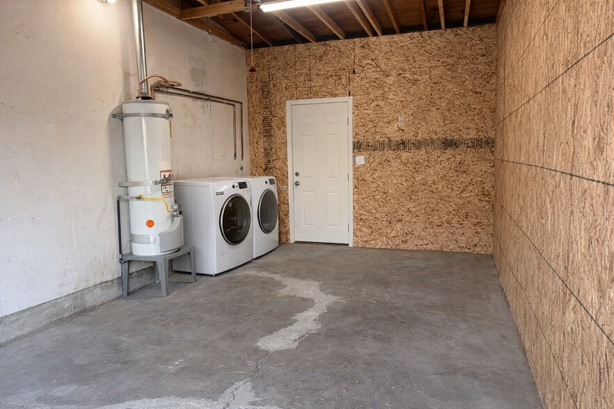 Garage / Laundry Hookups - 340 College Ave