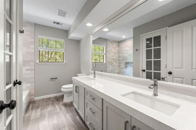 Building Photo - 6 Woodmere Pl