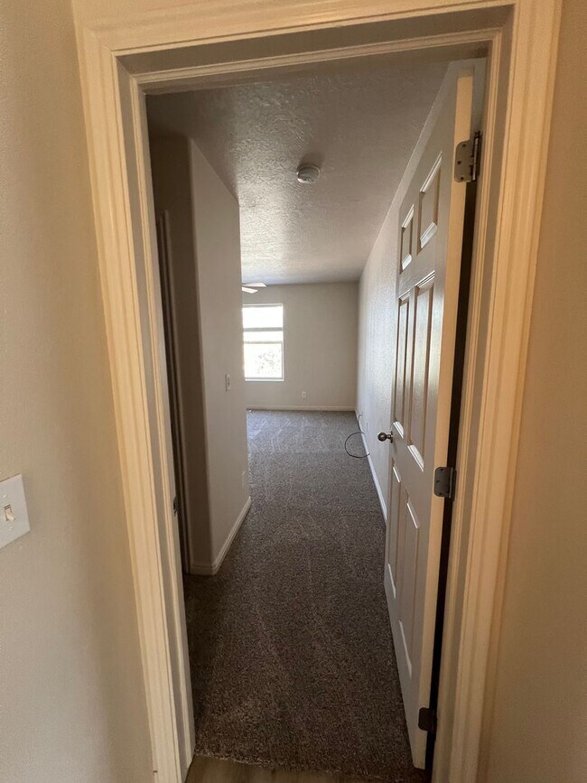 Building Photo - Oversized Townhome in Town!