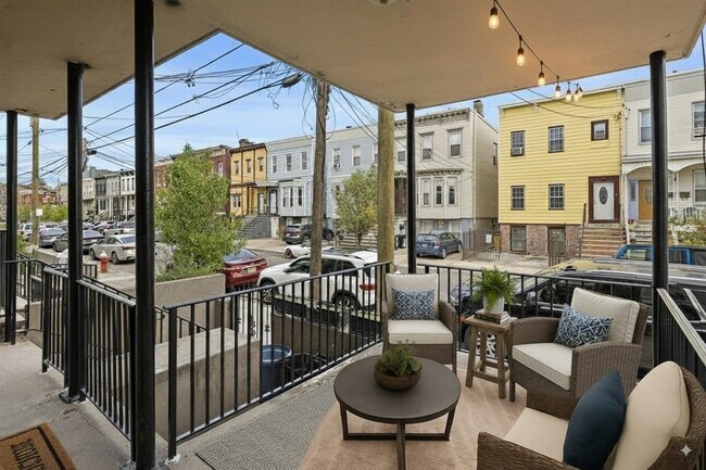 Building Photo - 173 Van Horne St