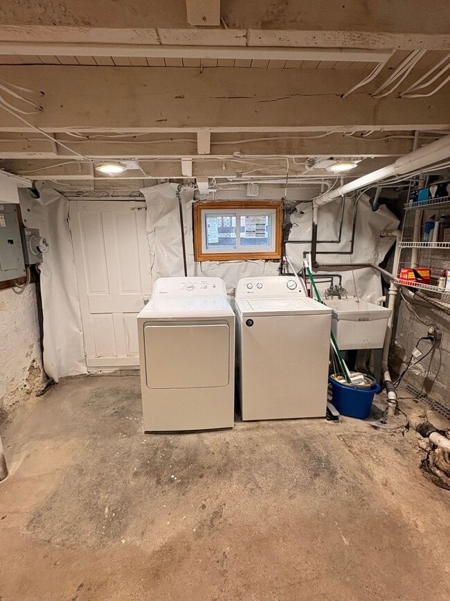 Building Photo - Gorgeous Hampden 2bd/2ba w/ Fin Bsmt, W/D, A/C and more! Available now