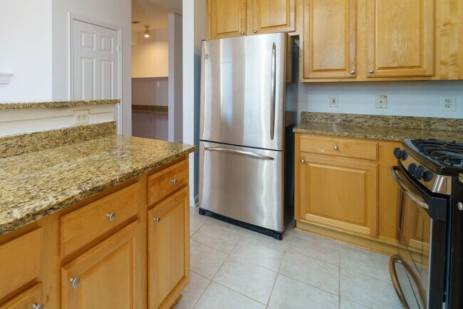 Building Photo - 3 level 2 BR 2BA condo in Fairfax Ridge