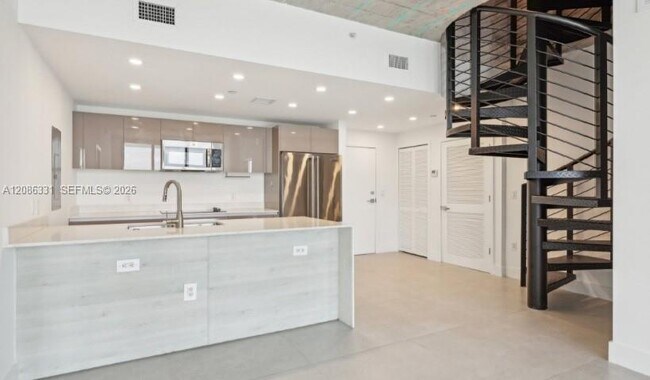 Building Photo - 13800 Highland Dr