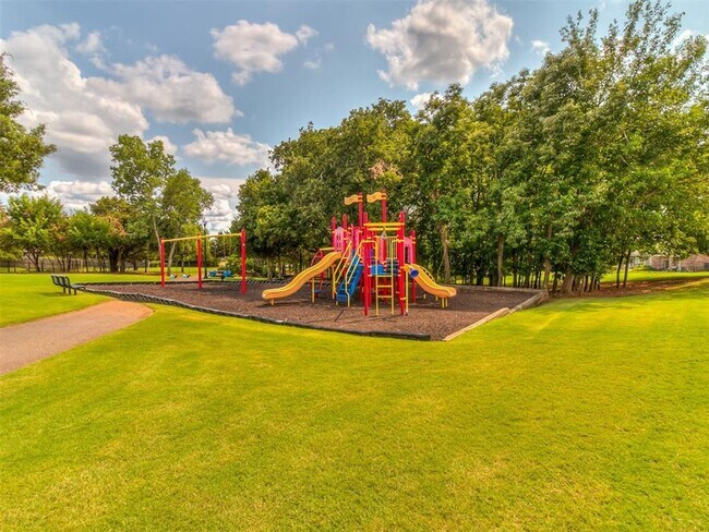Building Photo - Luxury home in Oak Tree Park with a pool/tennis court/playground/walking trails - Edmond North Hi...