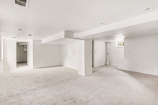 Building Photo - Available NOW! 3 Bedroom 2 Bath Beautiful Home in Denver!