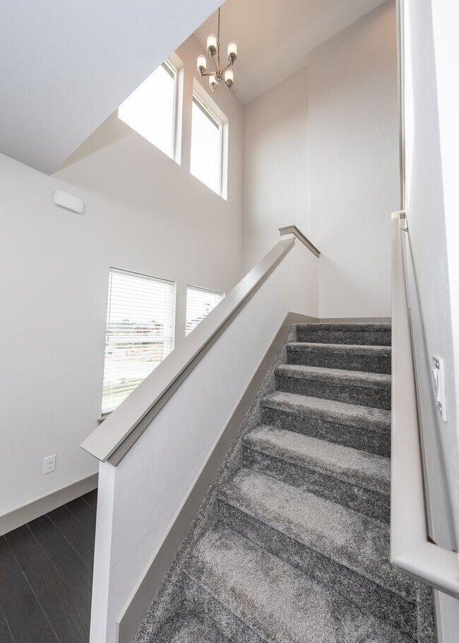 Building Photo - 2 Bedroom Luxury townhome