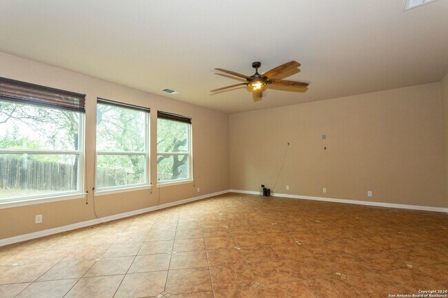 Building Photo - Spacious Stone Oak Beauty