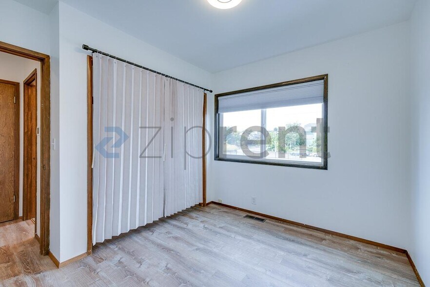 Building Photo - Unit