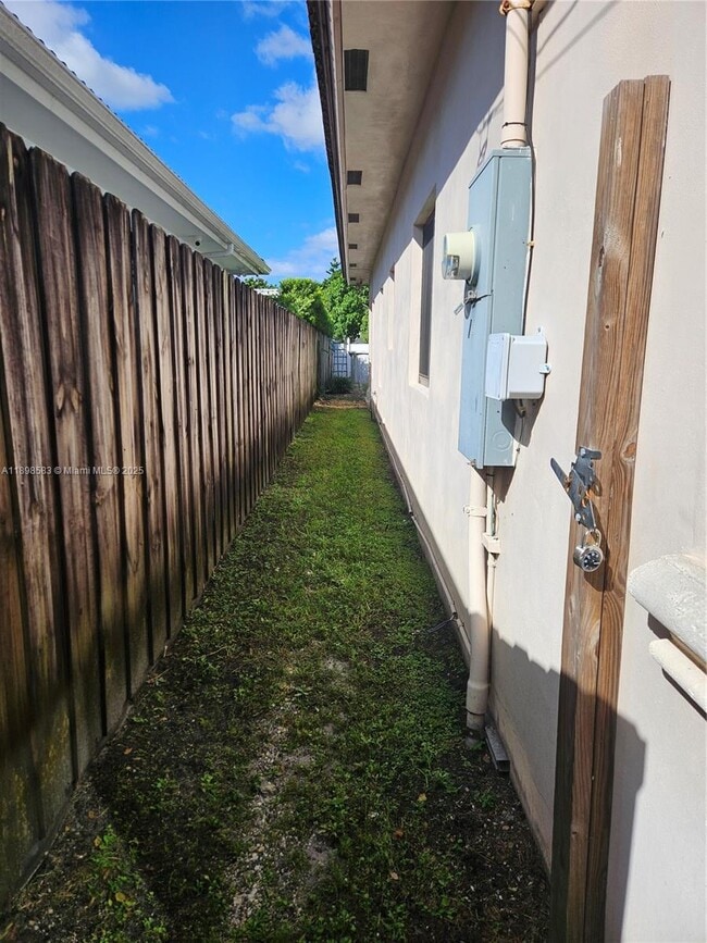 Building Photo - 2030 SW 60th Ave