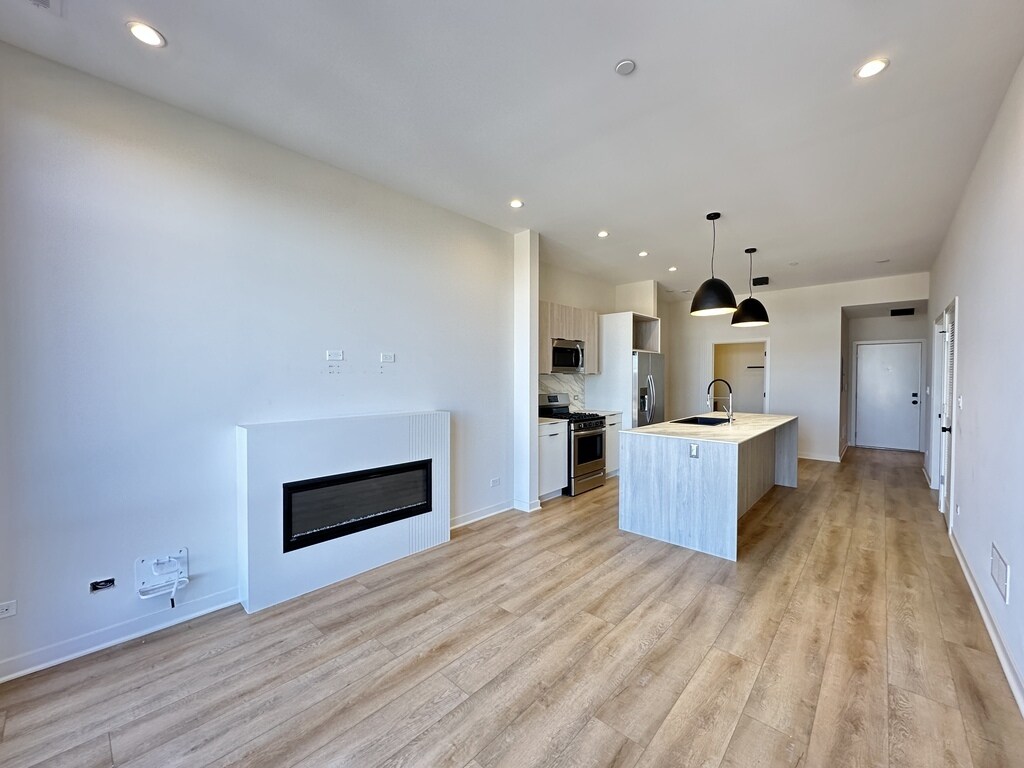 Building Photo - 6340 W Belmont Ave