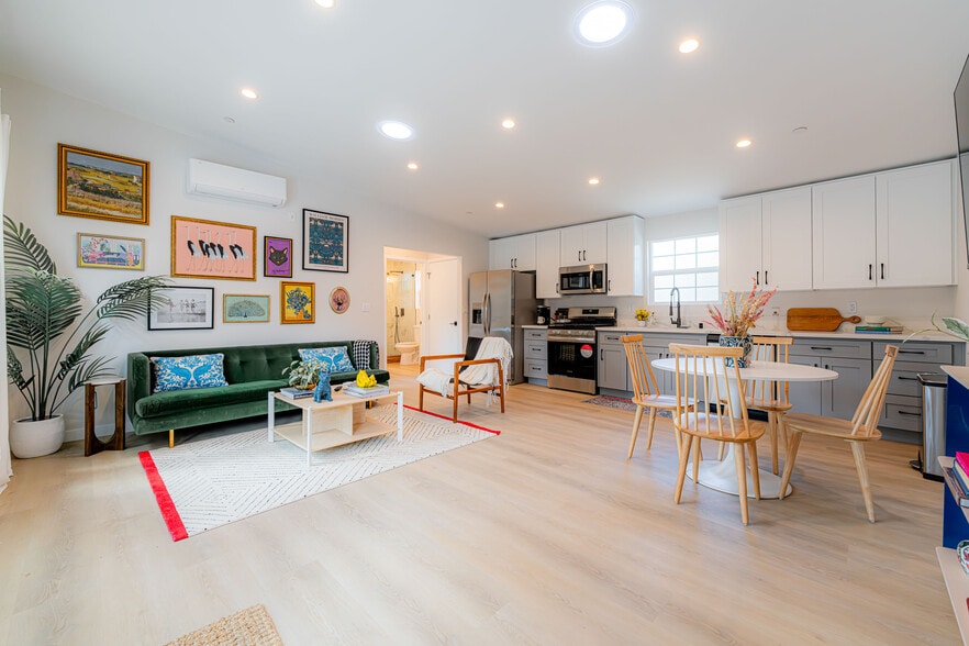 Building Photo - 9338 Langdon Ave