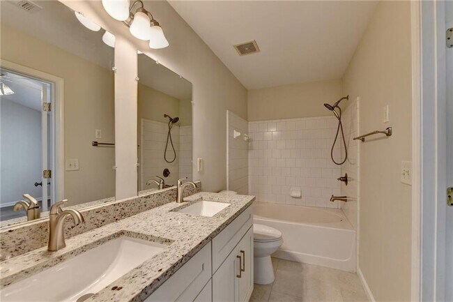 Building Photo - 2026 Merrimont Way