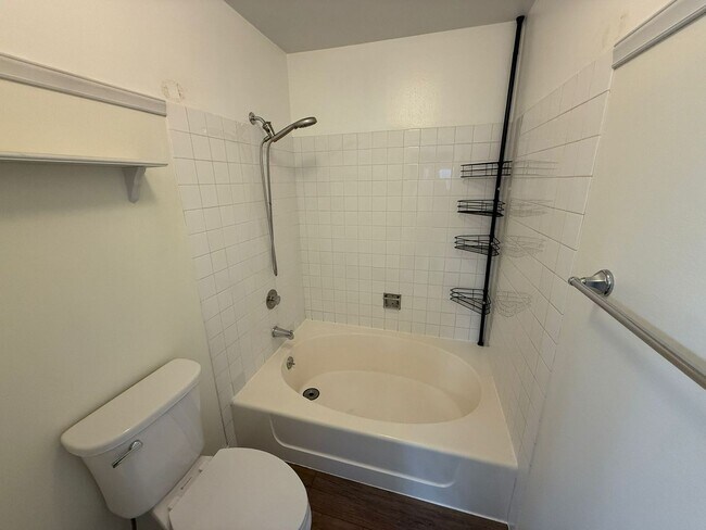 Building Photo - 2 Bedroom 2 Bathroom Plus Amenities!