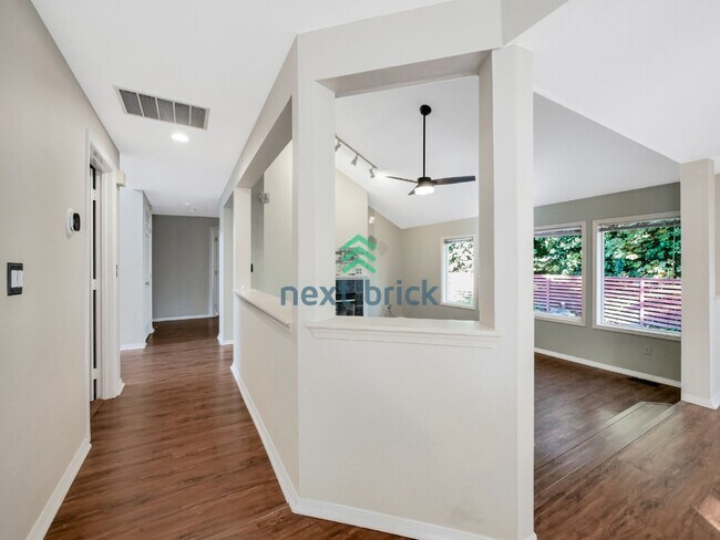 Building Photo - Spacious 3 Bedroom 2.5 Bath Highland Park Home.