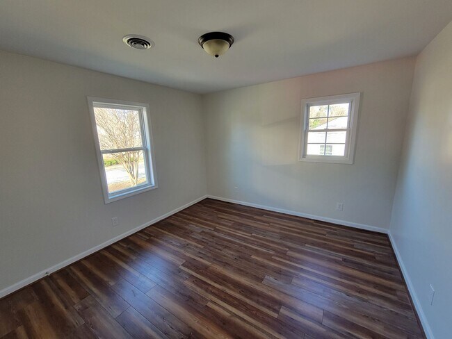 Building Photo - 2 Bedroom 1 Bathroom House