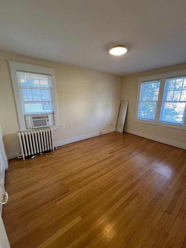 Building Photo - 113 E Spring St