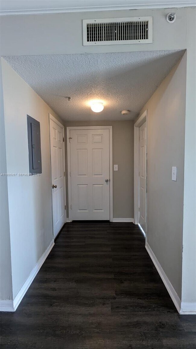 Building Photo - 160 SW 117th Terrace