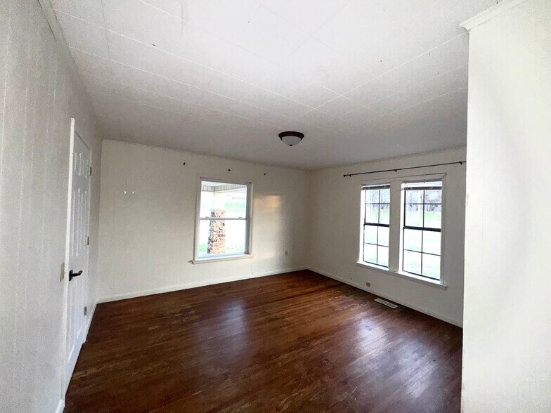 Room 2 - 11991 S Edmondson Rd