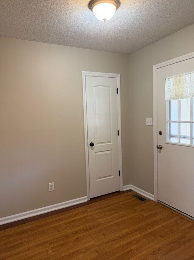 Building Photo - 3 Bedroom/2 Bathroom - Close to SJAFB, Shopping, Restaurants!