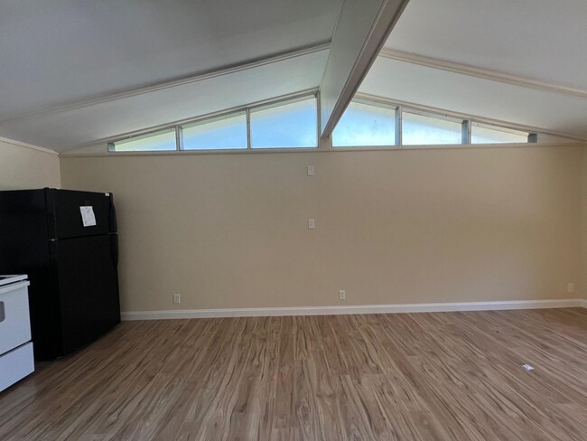 Building Photo - 1557 Coombs Dr