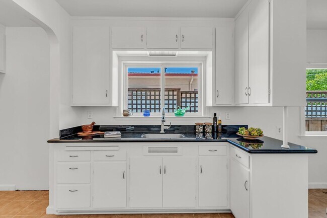 Building Photo - Charming Updated Oakland Home for Lease