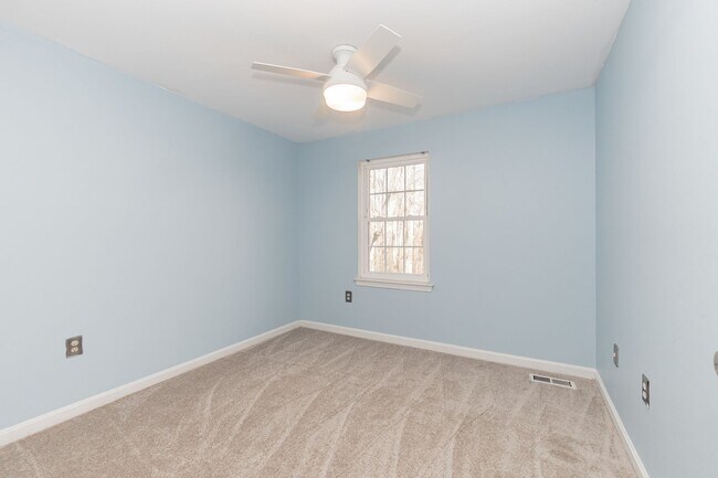 Building Photo - Well maintained 3-level 3Bd/2 full & 2 half bath TH in the sought-after Burke Centre!