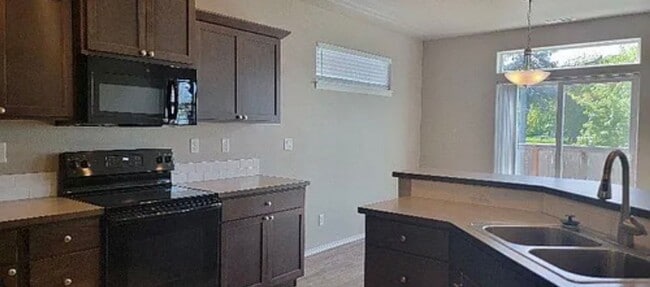 Building Photo - 544 SE Casting St