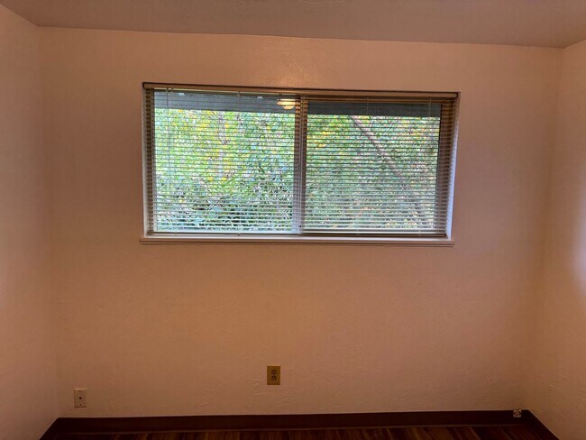 Building Photo - 2 Bedroom Duplex in Southwest Eugene