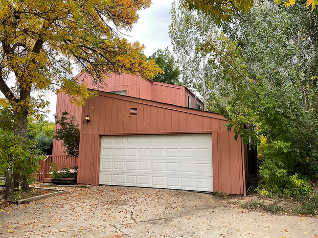 Building Photo - Pleasant Gunbarrel home 3/2.5/2 car