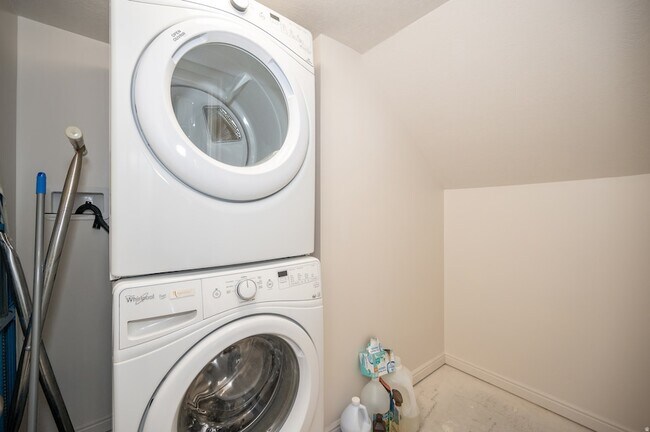 Building Photo - 857 Southfork Dr