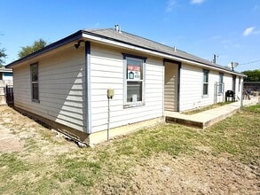 Building Photo - 424 Amires Pl