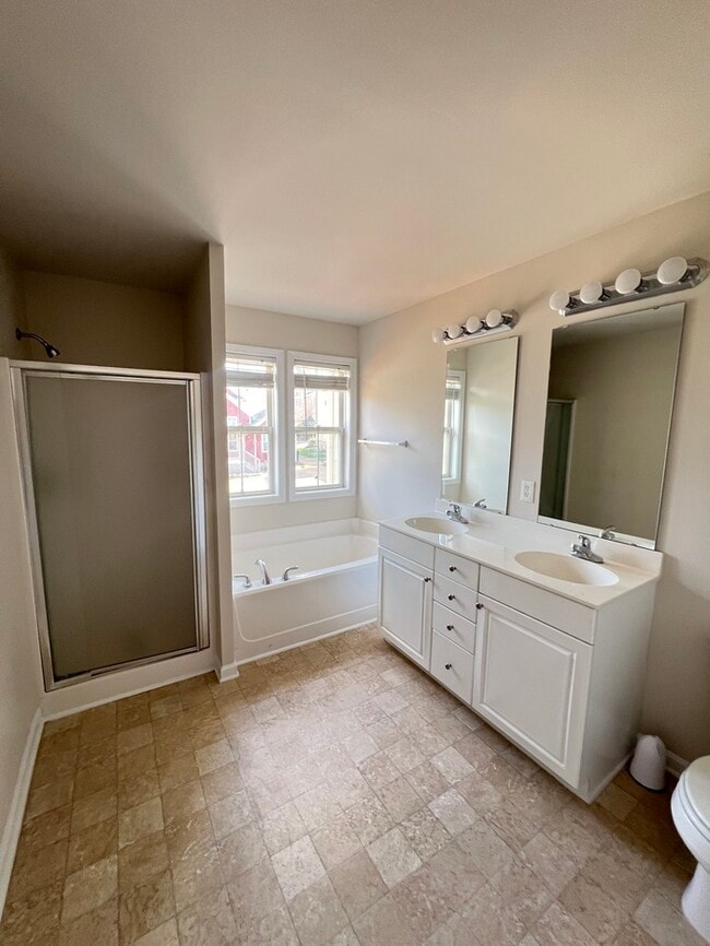 Building Photo - 539 Village Loop