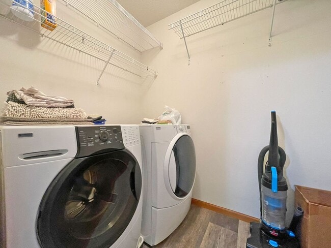 Building Photo - Spacious End Unit Townhome with Fireplace and Vaulted Ceilings is Pet Friendly!