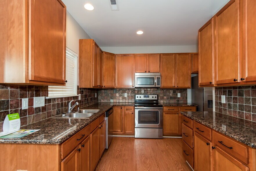 Building Photo - 2870 Island Point Dr NW