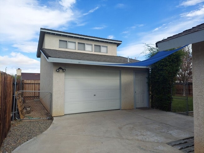 Building Photo - Please Contact VAUGHN REALTY to set up an appointment 760-446-6561