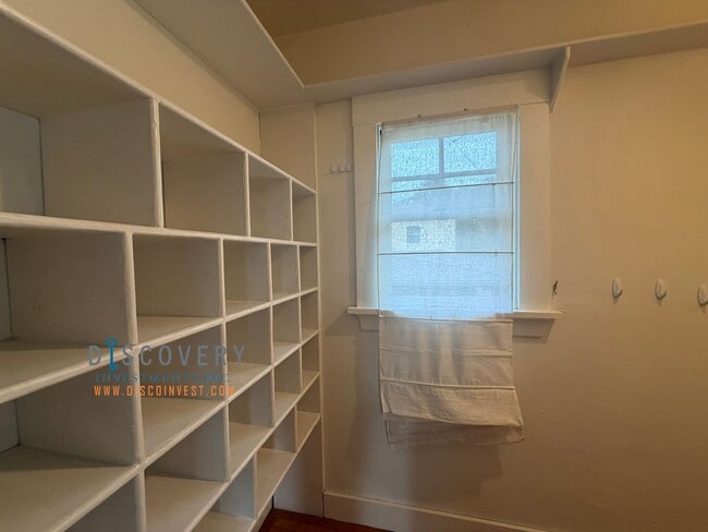 Building Photo - Lakeshore Craftsman with Detached Cottage and Versatile Bonus Rooms