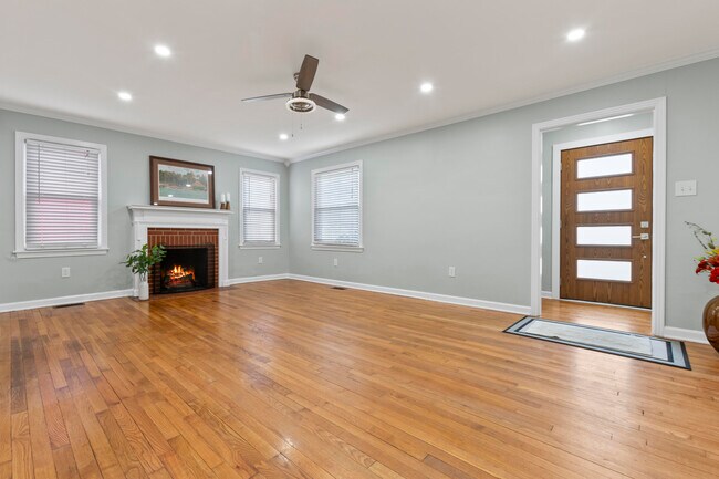 Building Photo - 622 Longview Dr