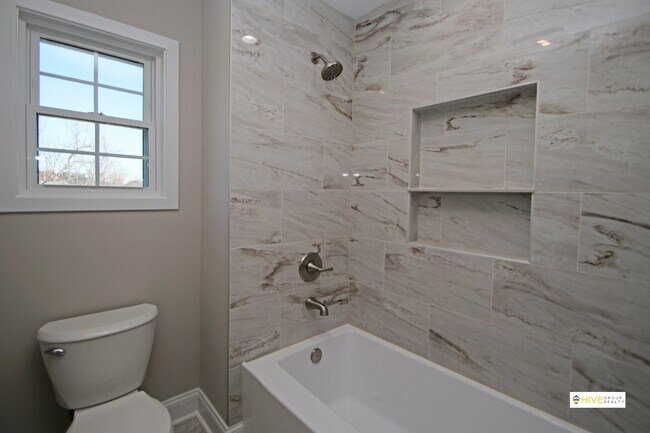 Building Photo - Upscale rental in Harrisonburg!