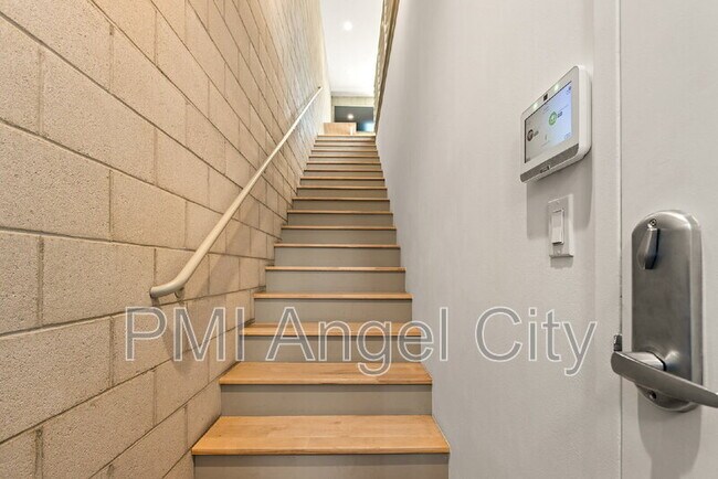 Building Photo - 3450 Cahuenga Blvd W