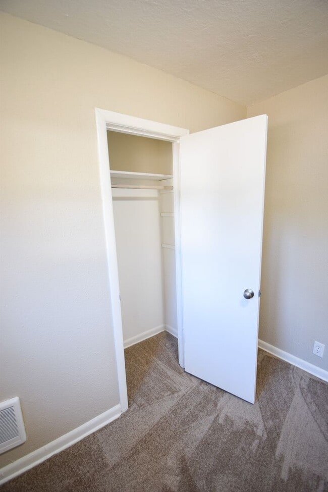 Building Photo - 3 Bedroom 1Bath House, Quiet neighborhood with park across the street
