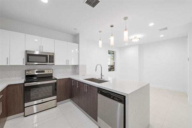 Building Photo - 324 SW 14th Ct