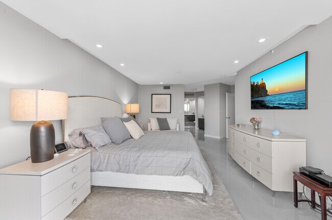 Building Photo - 1900 Consulate Pl