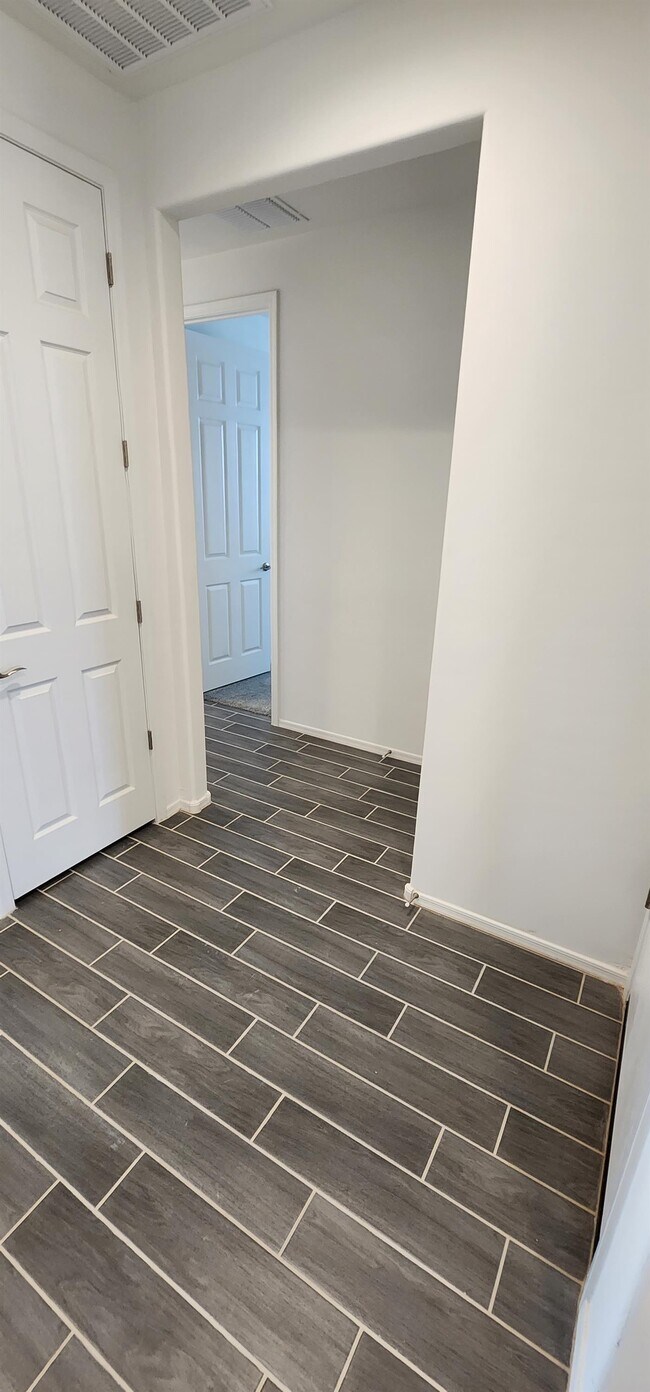 Building Photo - 7822 S Wolf Creek Dr